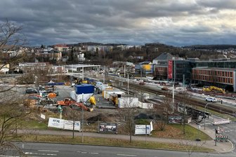Großbaustelle Neue Elsterbrücke in Plauen: Jetzt kommt die Vollsperrung - Nadelöhr Neue Elsterbrücke in Plauen: Noch ist zumindest die Fahrspur stadtauswärts frei - doch das ändert sich im Januar.