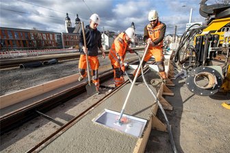 Großbaustelle Neue Elsterbrücke in Plauen: Jetzt wird‘s auch für Straßenbahnkunden knifflig - In dieser Woche entsteht auf der Neuen Elsterbrücke das Gleisprovisorium. Ab Montag soll dieses ans Gleisnetz angebunden werden.