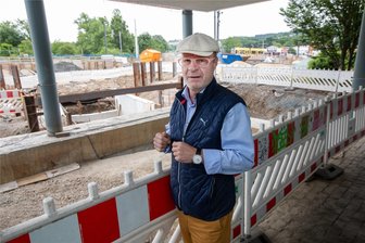 Großbaustelle Neue Elsterbrücke in Plauen: Tiefbau-Ingenieur wirft Rathaus Versagen vor - Tiefbau-Ingenieur Dirk Förster kritisiert die Stadtverwaltung für die Großbaustelle Elsterbrücke: Im Bereich des Mühlgrabens gibt es Bauverzug, die Straße Komturhof wird dadurch erst später fertig.