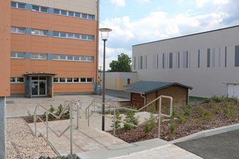 Großbaustelle „Schule Pausa“ vor dem Abschluss - Ein Teil der neuen Außenanlagen.