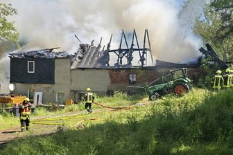 Großbrände im Vogtland: Ermittlungen dauern noch - Beim Brand am 21. Juni wurde die Haagmühle bei Wiedersberg mit dem Pferdehof zerstört.