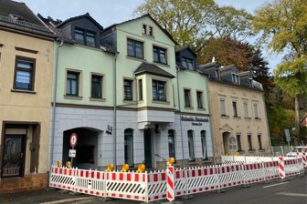 Großbrand an der Bahnhofstraße in Kirchberg: Etliche Feuerwehrleute eilen vom Oktoberfest zum Gerätehaus - 85 Feuerwehrleute waren in der Nacht von Samstag zu Sonntag in Kirchberg im Einsatz. Am Sonntagmorgen ist der Bereich vor dem Mehrfamilienhaus abgesperrt.