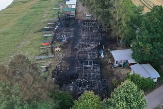 Großbrand auf Campingplatz an der Koberbachtalsperre: Der Tag danach - Ein Bild der Verwüstung bietet sich auf einem Teil des Campingplatzes an der Koberbachtalsperre. Aus bisher ungeklärter Ursache griff ein Feuer von Wohnwagen zu Wohnwagen über. Es explodierten mehrere Propangasflaschen. Am Montag waren Schaulustige unterwegs, um sich die Zerstörung anzusehen.