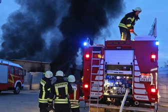 Großbrand auf Gersdorfer Firmengelände - 