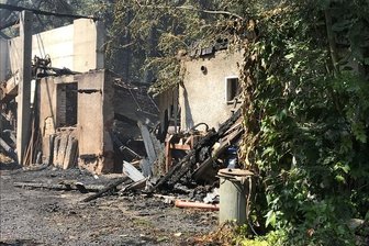 Großbrand auf Hof bei Chemnitz: Richter erlässt Haftbefehl gegen Tatverdächtigen - Auch am Donnerstag rückte die Feuerwehr wieder zum Brandort aus.