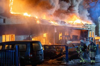 Großbrand bei Freiberg: Autos, Motorräder und 5000 Liter Diesel in brennendem Gebäude – Der Einsatz in Bildern - Großbrand in einer Autowerkstatt in Kleinschirma: Die angrenzende Freiberger Straße und die Bahnstrecke wurden gesperrt.