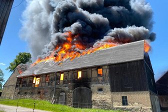 Die Scheunen standen am Montag lichterloh in Flammen.
