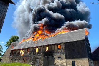 Die Scheunen standen am Montag lichterloh in Flammen.