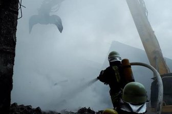Großbrand bei Pyral in Mittweida: Löscharbeiten dauern an - Feuerwehrkräfte am Sonntagnachmittag beim Löscheinsatz in der vom Brand betroffenen Halle.