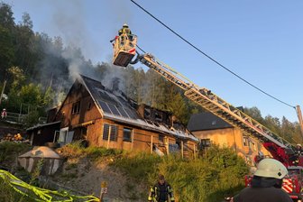 Großbrand beim Alm-Terroristen in Klingenthal: So ist der Stand der Ermittlungen - Das Haus in Klingenthal wurde schwer beschädigt.