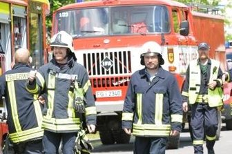 Großbrand: Eine Halle brennt nieder, eine kann gerettet werden - Einsatzkräfte beim Großbrand in Großschirma auf dem Weg zum DRK-Versorgungspunkt. 