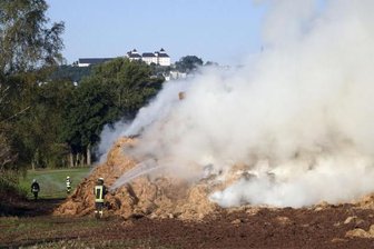 Großbrand Hohenfichte: Feuer gelöscht - Das Großfeuer in Hohenfichte ist inzwischen gelöscht.
