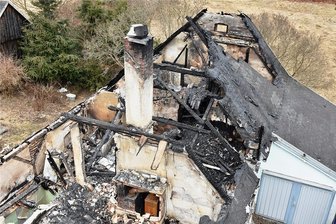 Großbrand im Bad Brambacher Ortsteil Bärendorf: Wie brach das Feuer aus? - Das Gebäude an der Straße Geierhäuser in Bärendorf ist bei dem Brand komplett zerstört worden. Eine verkohlte Leiche, mutmaßlich der 84-jährige Besitzer, wurde aus den Trümmern geborgen. 