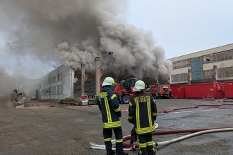 Großbrand im Erzgebirge: Die Löscharbeiten in Bildern - Wie die Polizei auf Nachfrage mitteilt, sei gegen 8 Uhr ein Brand in einer Lagerhalle ausgebrochen. Die Löscharbeiten vor Ort dauern zur Stunde noch an. Nach ersten Erkenntnissen vom Einsatzort ist die Brandursache auf einen technischen Defekt zurückzuführen.