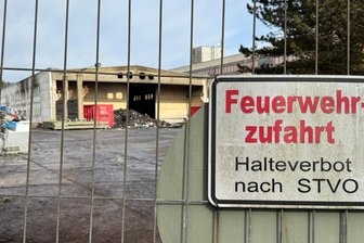 Großbrand im Erzgebirge gelöscht: Wie es nun weitergeht - Der Tag nach dem Großbrand in Wiesa: Kameraden haben das Gelände, auf dem das Feuer ausbrach, am Samstagvormittag beräumt. Noch ist unklar, ob die Lagerhalle überhaupt noch genutzt werden kann.