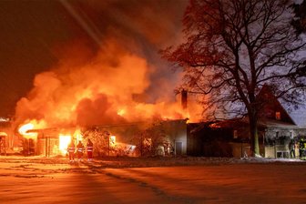 Großbrand im Erzgebirge: Scheune in Leukersdorf geht in Flammen auf - Wegen des Scheunenbrandes in Leukersdorf rückten neben den Ortswehren auch die von Neukirchen, Adorf, Lugau aus.