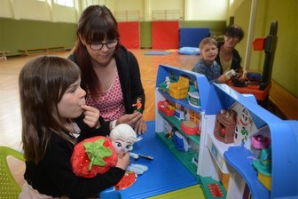 Großbrand im Kindergarten Steinberg: Wo kommen die Kinder jetzt unter? - Ihr Kindergarten ist abgebrannt. Deshalb müssen die älteren Kinder aus der Kita Rothenkirchen vorerst in der Turnhalle des Orts unterkommen. Nora (links) mit Betreuerin Tanja Günther und Mattes mit Martina Hajek lassen sich davon das Spielen nicht vermiesen. Doch eine Dauerlösung ist die Turnhalle nicht.