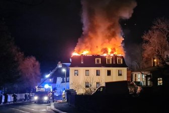 Großbrand im Mehrfamilienhaus: Die Mieter haben alles verloren - Eine halbe Stunde nach Mitternacht brannte es aus noch ungeklärten Gründen in der Elsterberger Schillerstraße.17 Menschen verloren ihre Wohnungen. Untergekommen sind sie bei Verwandten. 