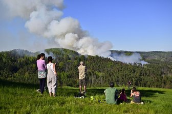 Großbrand im Nationalpark - 500 Einsatzkräfte vor Ort - Rauch steigt aus einem Waldgebiet im Nationalpark Böhmische Schweiz auf.
