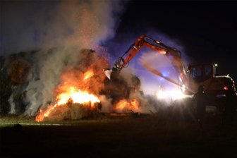 Großbrand im Vogtland: Strohlager brennt in Zwoschwitz - Ein Strohlager brennt in Zwoschwitz.