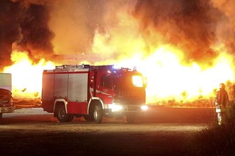 Großbrand in Agrarbetrieb in Reinsberg - In einem Agrarbetrieb in Bieberstein ist in der Nacht zu Sonntag ein Großbrand ausgebrochen.