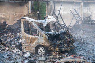 Großbrand in Aue: Kriminalpolizei ermittelt - In dem ausgebrannten Gebäudekomplex waren auch Oldtimer und Wohnmobile untergebracht.