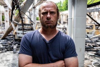 Großbrand in Aue: Ursache noch nicht endgültig geklärt – Schaden in Millionenhöhe befürchtet - Heiko Müller vor der abgebrannten Lagerhalle. Nach seinen Schätzungen geht der Schaden in die Millionenhöhe.