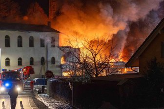 Großbrand in Autowerkstatt Kleinschirma: Die Zusammenfassung des Geschehens - Am Montagabend ist es in Kleinschirma zu einem Großbrand gekommen. Die Feuerwehr war die ganze Nacht im Einsatz.