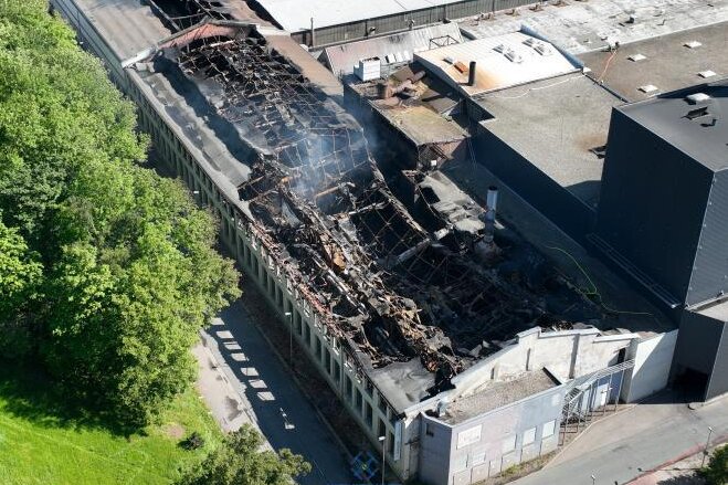 Großbrand in Chemnitzer Gießerei: Ex-Chef geht von zweistelligem Millionenschaden aus - Blick auf das ausgebrannte Fabrikgebäude aus der Luft 