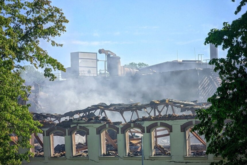 Blick auf das ausgebrannte Fabrikgebäude am Samstagmorgen.