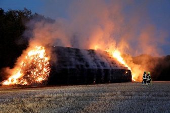 Großbrand in Chemnnitz - 500 Strohballen in Flammen - 500 Strohballen standen auf einem Feld an der Eubaer Straße in Flammen.