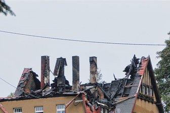 Großbrand in Dittersdorf: Das sagt die Polizei nach dem verheerenden Feuer - Das Wohnhaus an der Dittersdorfer Straße bleibt für die nächste Zeit unbewohnbar und darf nicht mehr betreten werden. 