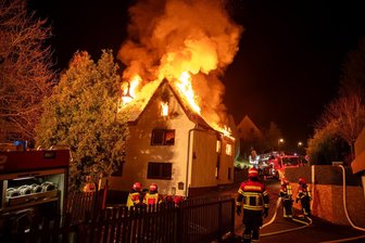 Großbrand in Einfamilienhaus in Leisnig: Mehrere Feuerwehren rücken aus - In Leisnig kam es in der Nacht zu Freitag zu einem Großbrand.