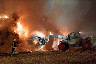 Großbrand in Euba: Rauchwolken weithin sichtbar - Auf einem Feld in der Nähe der Talsperre Euba an der Eubaer Straße sind hunderte Strohpakete in Brand geraten. Feuerwehr und Landwirtschafts-betrieb waren schon in der Nacht zu Montag im Einsatz.