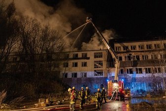 Großbrand in Falkenstein - Der hintere Teil des Dachstuhles des ehemaligen Hotels "Glück Auf" stand im Vollbrand.