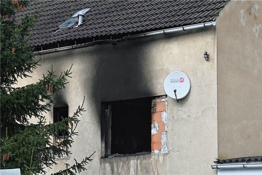 Großbrand in Geringswalde: Hilfe läuft an - An der Rückseite des Wohnhauses an der Dresdener Straße in Geringswalde sind die Spuren des Feuers deutlich zu sehen. 