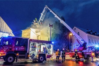 Großbrand in Geringswalde: Mutter und drei Kinder verletzt - Neben der Geringswalder Gemeindewehr waren die Wehren von Hartha, Hermsdorf, Schweikershain und Waldheim mit insgesamt 89 Aktiven vor Ort. 