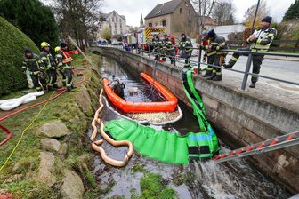 Großbrand in Gersdorf: Hunderte Liter Heizöl in Hegebach gelaufen - Der Ölwehrzug-Wasser hat mit einem mehrstufigen System Hunderte Liter Heizöl aus dem Hegebach gefiltert. Zum Einsatz kam unter anderem eine Doppelkammer-Ölsperre (orange).