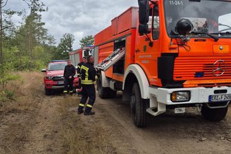 Großbrand in Gohrischheide: Einsatzkräfte aus dem Erzgebirge stoppen Feuer-Front - Die Einsatzkräfte der Feuerwehren aus dem Erzgebirge haben die Ortschaft Heidehäuser erfolgreich gegen die Flammen verteidigt.