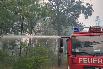 Großbrand in Gohrischheide: So helfen die Erzgebirger bei den Löscharbeiten – Kräfte des THW Ortsverbandes Aue-Schwarzenberg alarmiert - Mit ihren Tanklöschfahrzeugen sind die Erzgebirger flexibel einsetzbar.