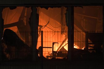 Großbrand in Halsbrücke: Alarmierung gerät in die Kritik - Der Großbrand in einer Fabrikhalle am Ortseingang von Halsbrücke war am frühen Samstagmorgen mit einer starken Rauchentwicklung verbunden. Zum Schutz der Bevölkerung wurde über Sirenen Alarm gegeben.