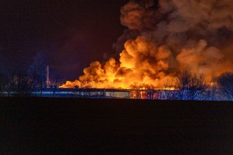 Großbrand in Halsbrücke: Ursache ist ermittelt - Rauch und Flammen beim Großbrand der Firma Saxonia Eurocoin in Halsbrücke.