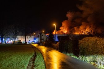 Großbrand in Halsbrücke: Was zur Ursache bekannt ist - In den Morgenstunden des 7. Dezember 2024 war in einer Halle auf dem Industriegelände an der Erzstraße in Halsbrücke ein Brand ausgebrochen, der zu einem Großeinsatz mehrerer Feuerwehren geführt hat.