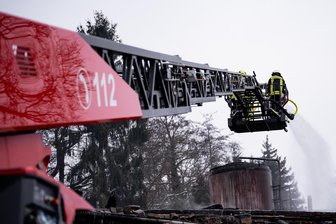 Großbrand in Kleinschirma: Drehleiter der Feuerwehr Freiberg beschädigt - Eine ähnliche Drehleiter der Feuerwehr Freiberg wurde beim Großbrand beschädigt.