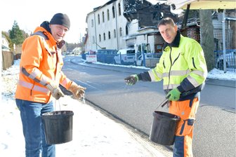 Großbrand in Kleinschirma: Wie diese Brüder das Löschwasser-Glatteis entschärften - Pierre und Jens Rülke (v.l.) vom Bauhof Oberschöna haben den Einsatzort von Eis befreit.