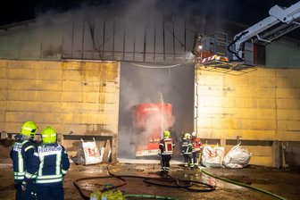 Großbrand in Kriebstein: 60 Feuerwehrleute kämpfen gegen Brand in Milchviehanlage in Grünlichtenberg - Rund 60 Feuerwehrleute löschten den Brand in der Lagerhalle der Agrargenossenschaft.