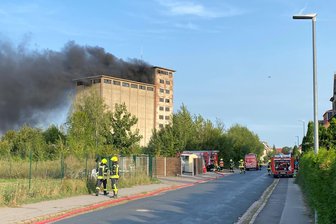 Großbrand in Mittweidaer Silo: Wer steckt hinter dem Brand am Dreiwerdener Weg? - Im Keller des früheren Getreidesilos war am 23. August 2024 ein Feuer ausgebrochen. Der Turm wirkte ähnlich wie ein Kamin, sodass der Rauch oben austrat.