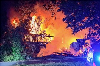 Großbrand in Mühlbach: Leer stehendes Gebäude in Flammen - Das Gebäude stand bereits voll in Flammen, als die Feuerwehr in Mühlbach eintraf.