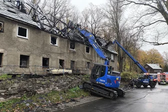Großbrand in Oberbobritzsch: Auf der Suche nach der Ursache - Spendenaktion läuft - Das Technische Hilfswerk hat das Dach des Hauses aus Sicherheitsgründen abgetragen.
