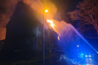 Großbrand in Oberbobritzsch fordert 100 Einsatzkräfte: Sicherungsarbeiten dauern den ganzen Tag - Der Dachstuhl eines Wohnhauses in Oberbobritzsch stand in Flammen.